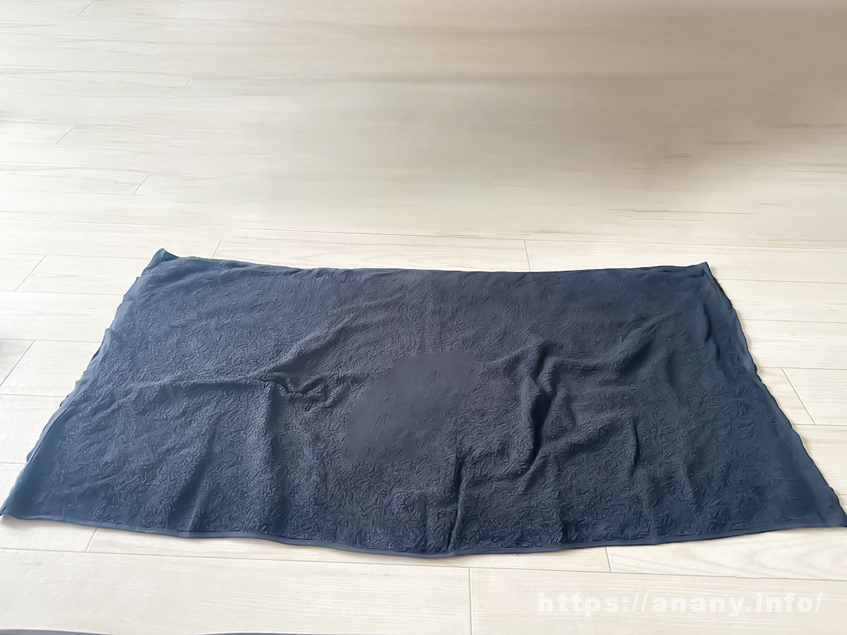 床にバスタオルを敷いている写真