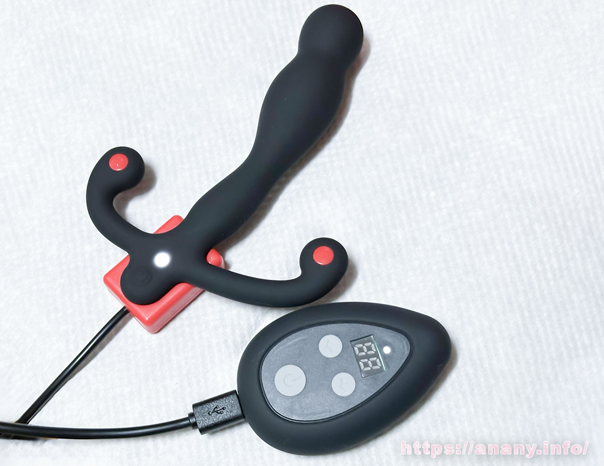 アネロス ユーホーシンV本体とリモコンを充電している様子