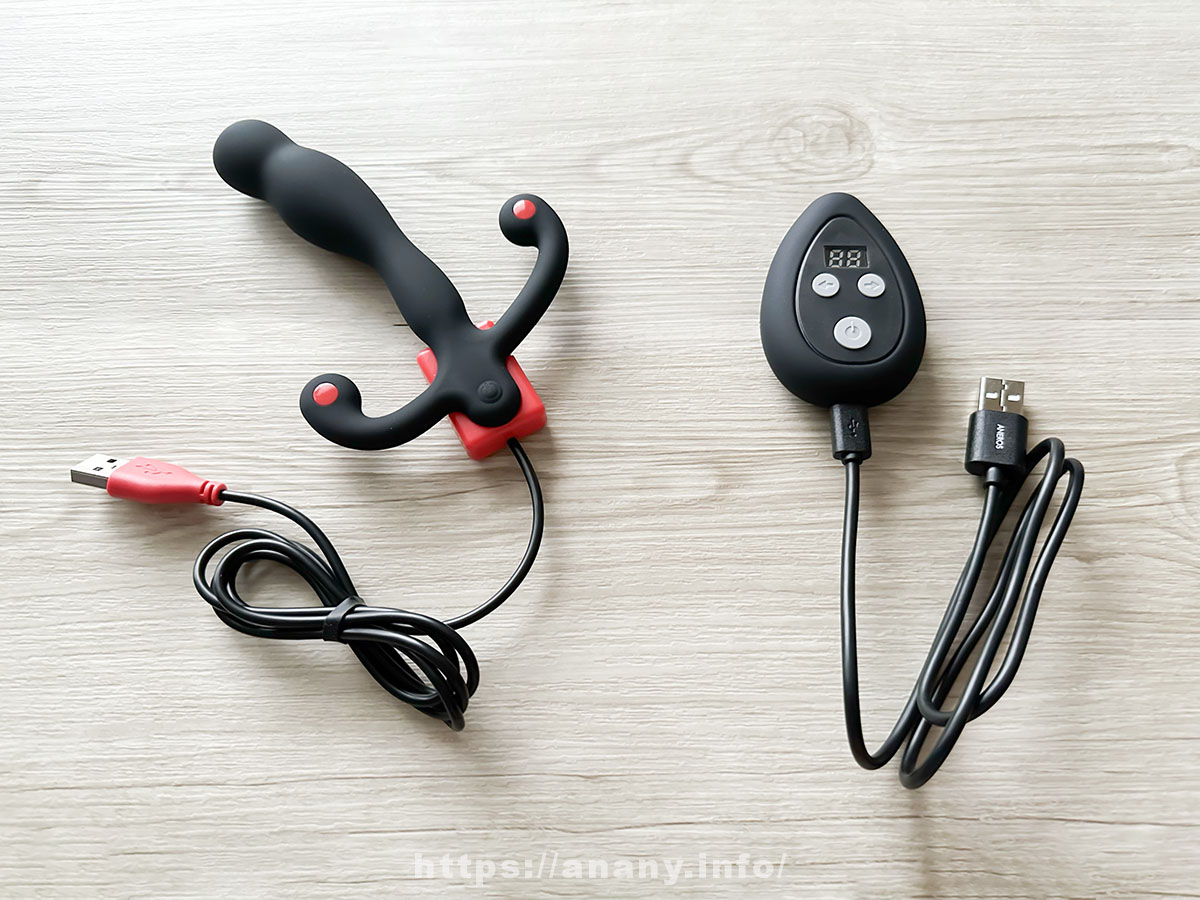 【アネロス ユーホーシンV】2本の充電ケーブルを本体とリモコンに接続した写真